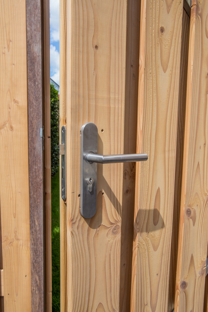 Aluminium inbouwlangslotset voor hardhouten deuren op stalen frame Detail - Paviment.nl