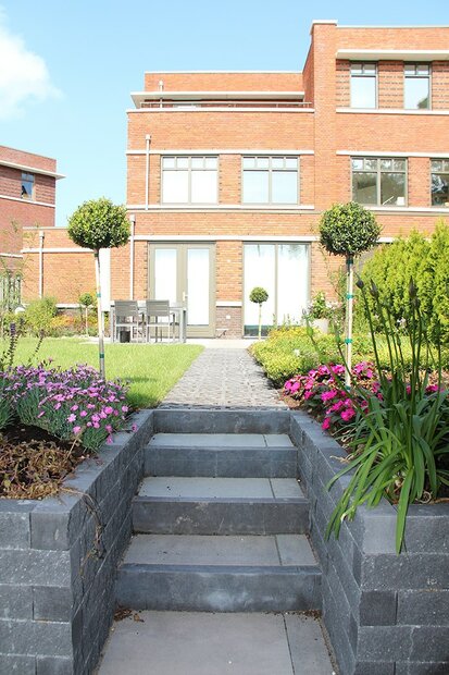 Asian Bluestone opsluitband met facet blauw gezoet 5x15x100cm sfeer